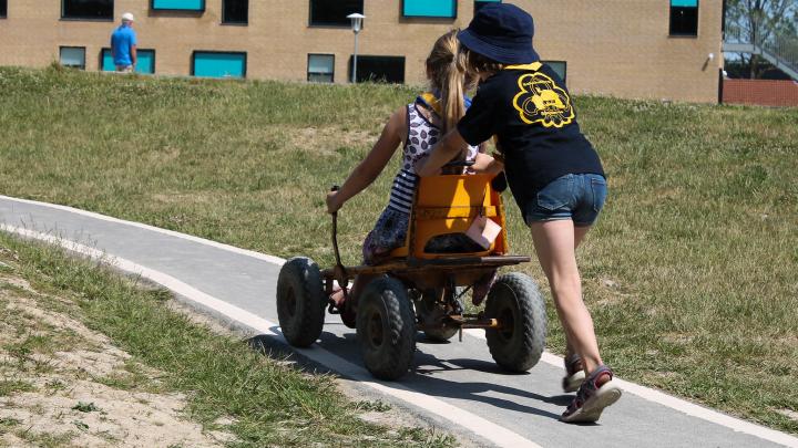 spejderpiger kører gocart