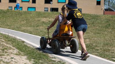 spejderpiger kører gocart